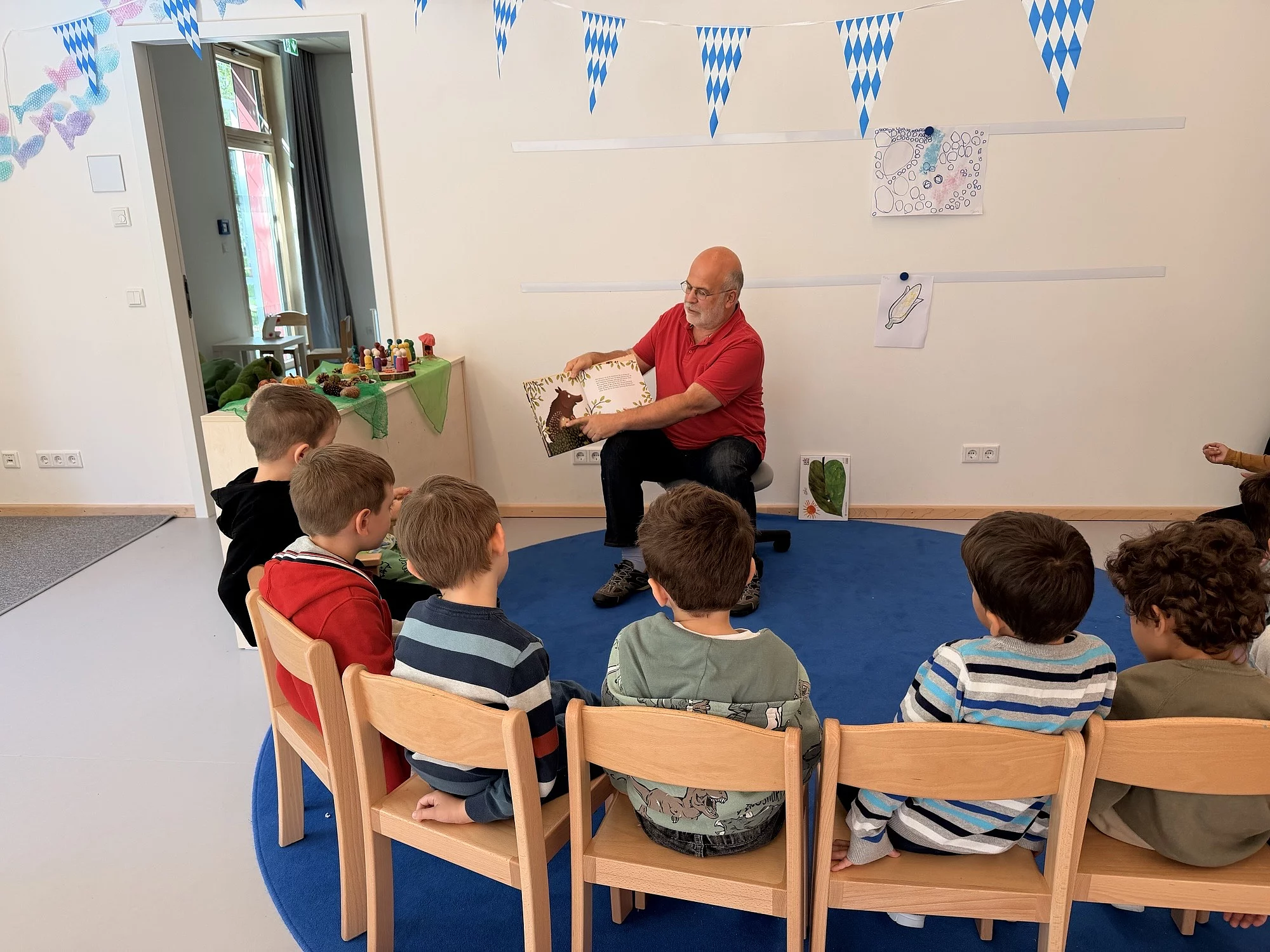 Dr. Robert Spieß liest den Kindern vor.