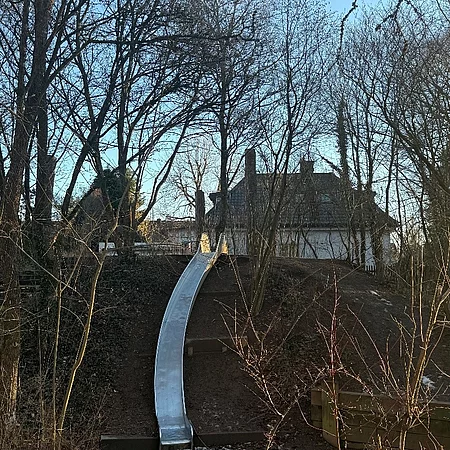 Rutsche und Seilbahn