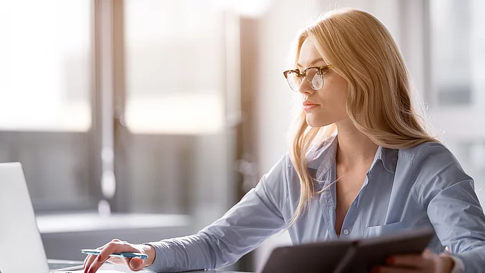 Frau arbeitet am Laptop