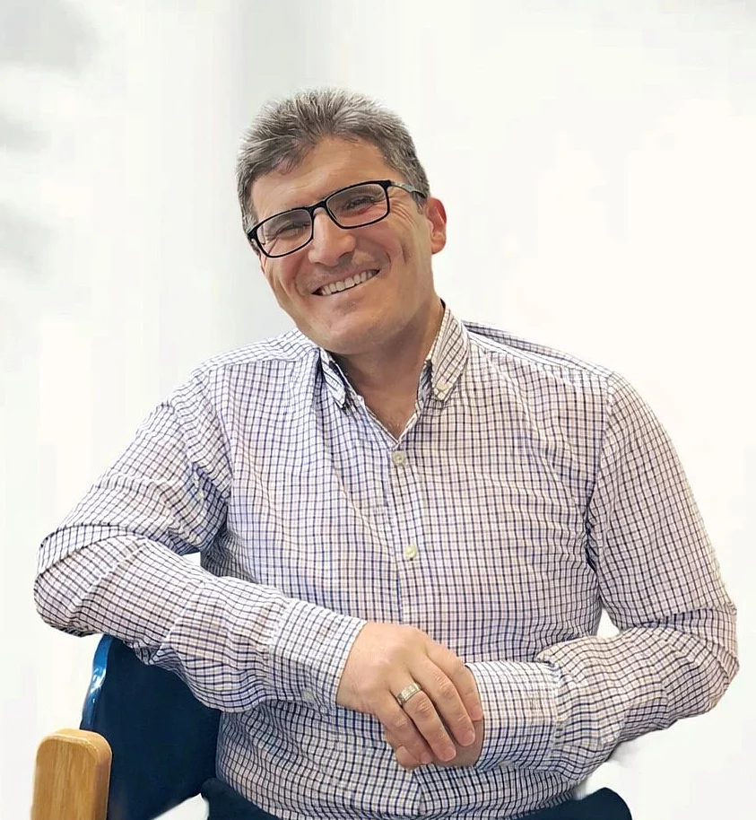 Osman arbeitet mit Kindern in der Mittagsbetreuung.