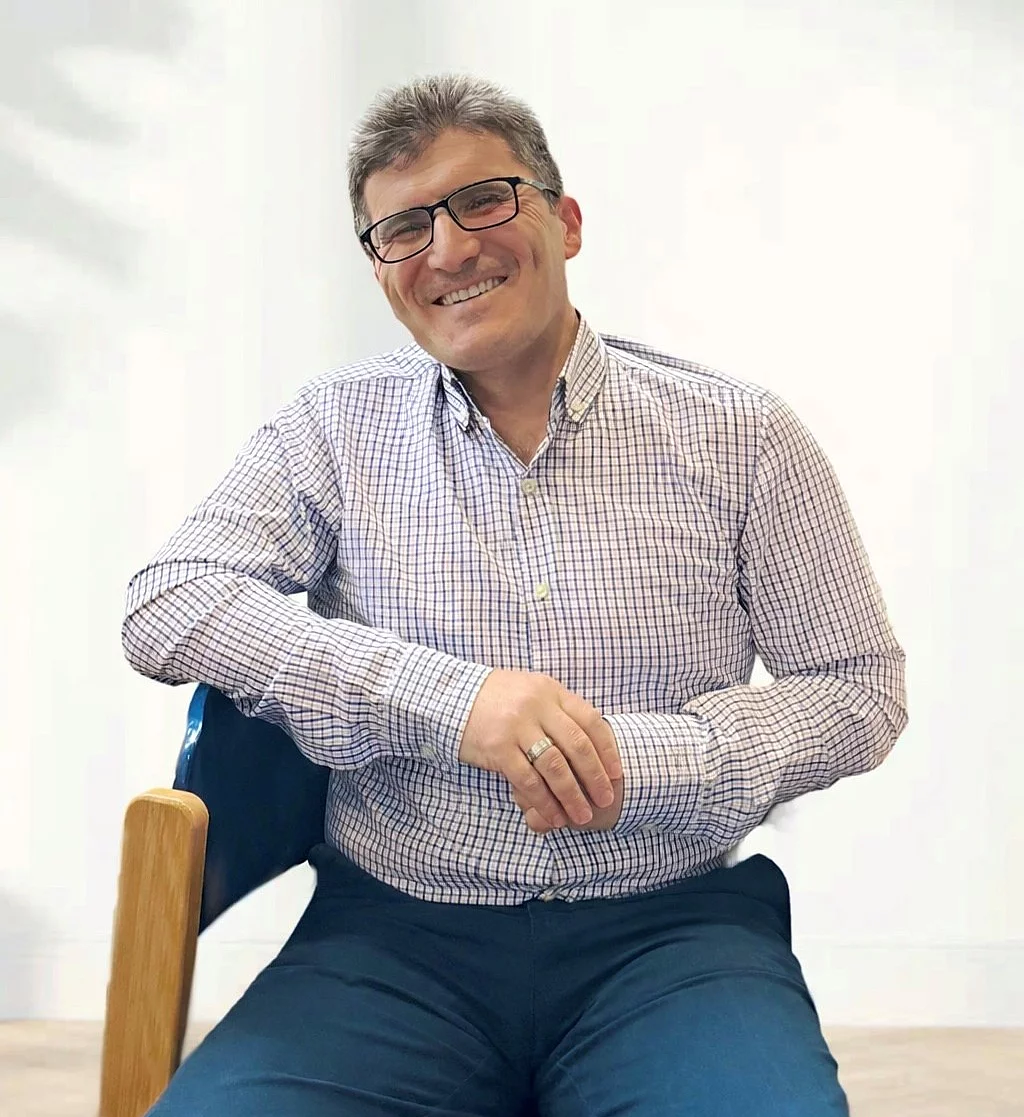 Osman arbeitet mit Kindern in der Mittagsbetreuung.