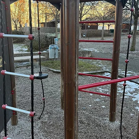 Klettergerüst mit Strickleiter
