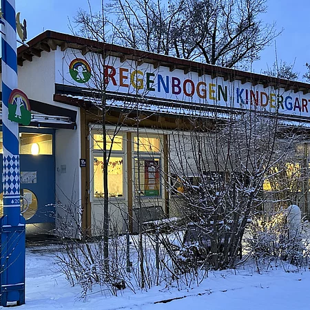 Kindergarten Regenbogen im Winter