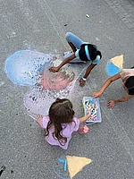 Kinder malen mit Kreide.